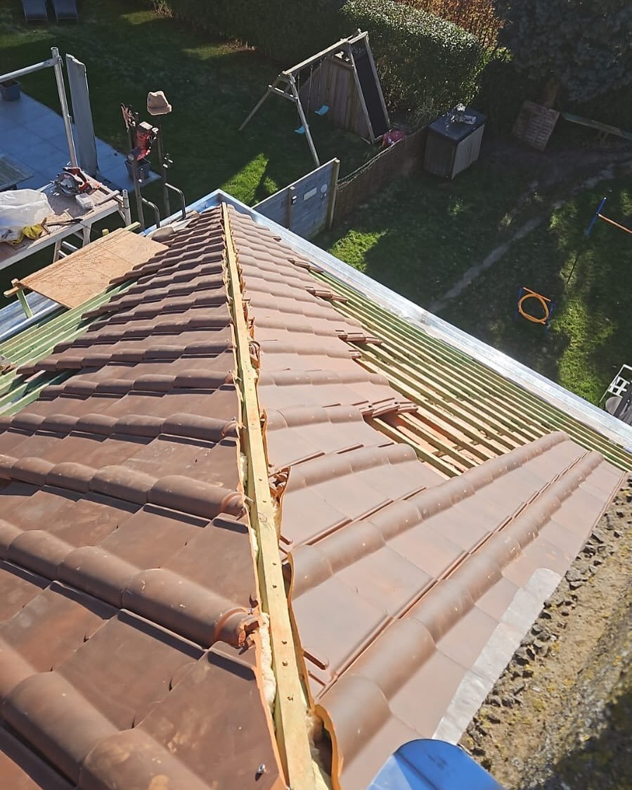 Pose précise de tuiles brunes sur écran sous-toiture