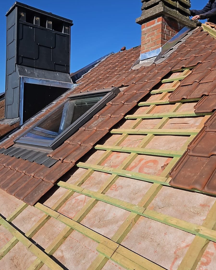 Pose de tuiles avec habillage zinc de cheminée et Velux